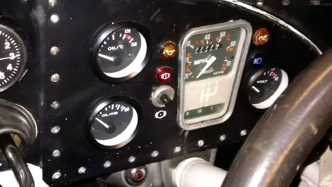Dash with oil gauges small.jpg